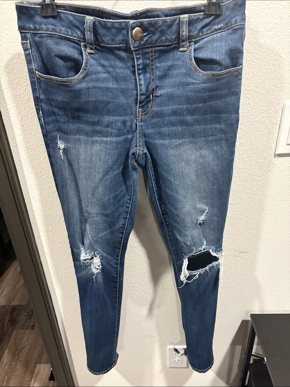 American Eagle Outfitters Skinny Jeans - Medium Blue Distressed